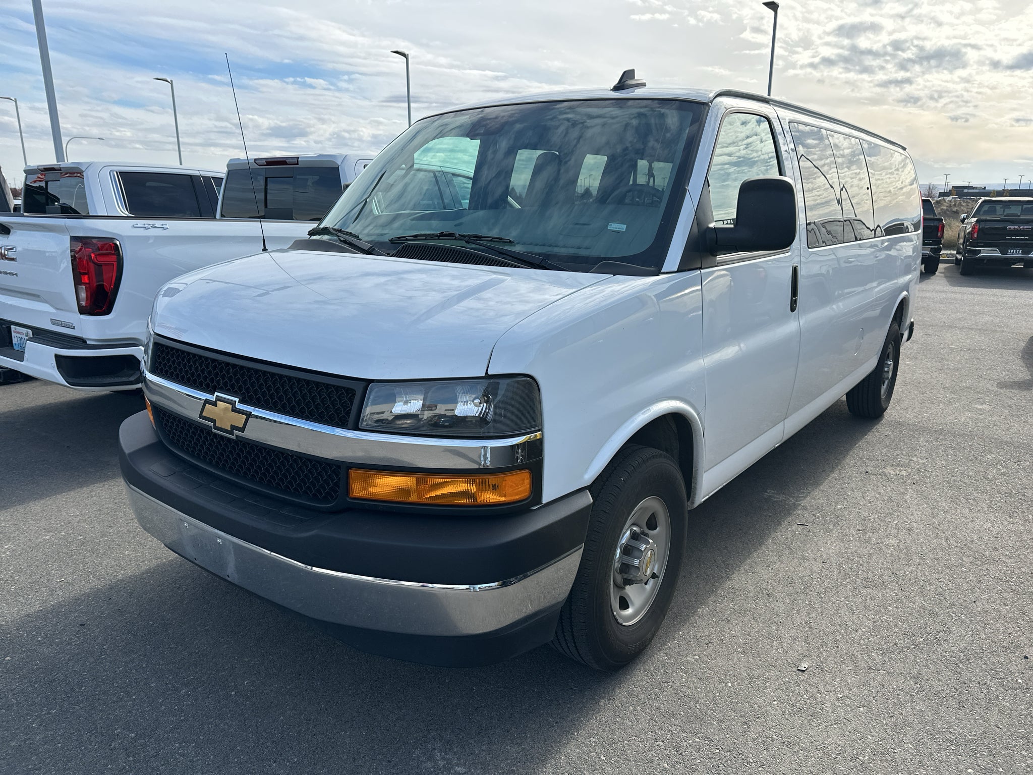2025 Chevrolet Express Passenger 1LT
