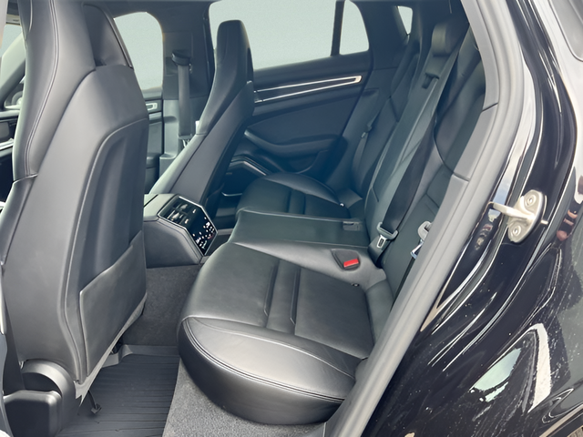 2023 Porsche Panamera 4 Platinum Edition